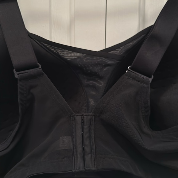 Livi Black Wireless Sports Bra, Size: 50B - Picture 4 of 11